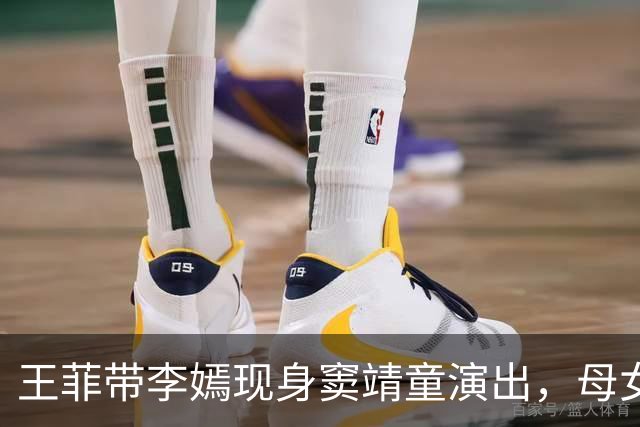 王菲带李嫣现身窦靖童演出，母女同框像极了姐妹
